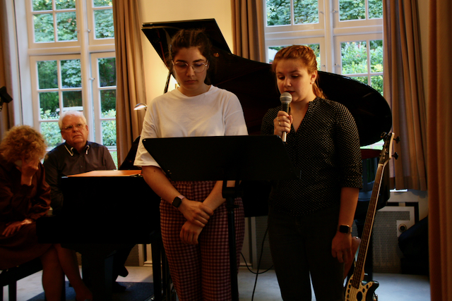 Vor mehr als 120 geladenen Gästen wurde am 9. Juli der „Esther-Bejarano-Saal“ im Stavenhagenhaus in Groß Borstel eingeweiht. Geladen waren auch Emma Pietsch und Tabea Rothe, 11.-Klässlerinnen der Modernen Schule Hamburg. Gemeinsam lasen sie aus dem Buch „Erinnerungen: Vom Mädchenorchester in Auschwitz zur Rap-Band gegen Rechts“ der im Jahr 2021 verstorbenen Ausschwitz-Überlebenden Esther Bejarano vor. Auch dank der beiden Schülerinnen eine äußerst gelungene Veranstaltung.