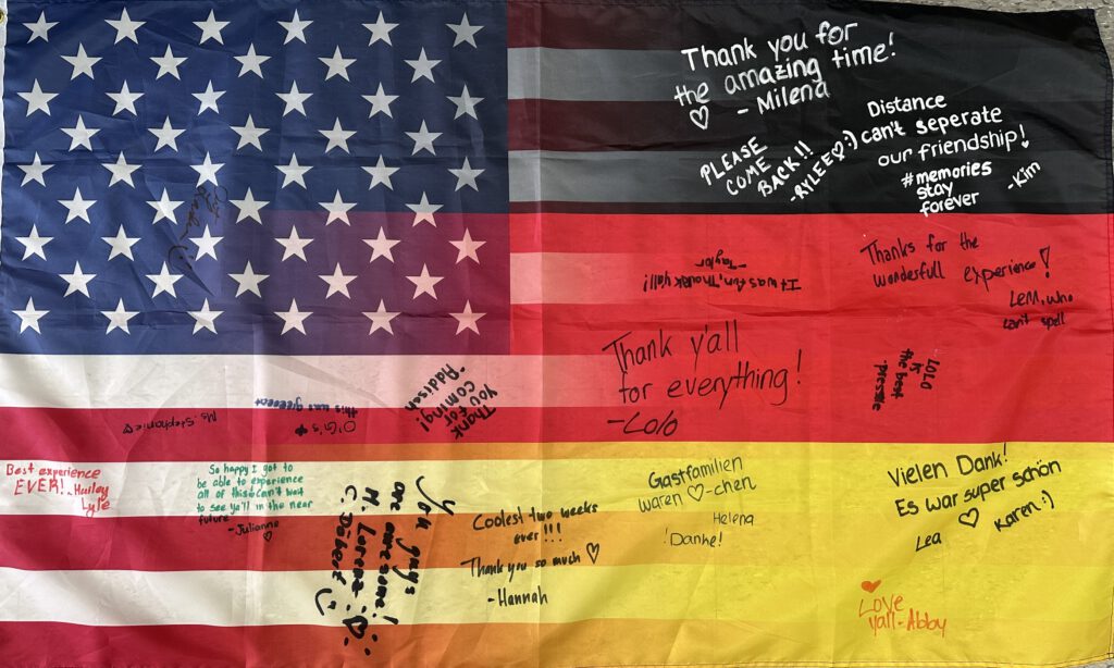 Eine geteilte Flagge der USA und Deutschland für den Schüleraustausch